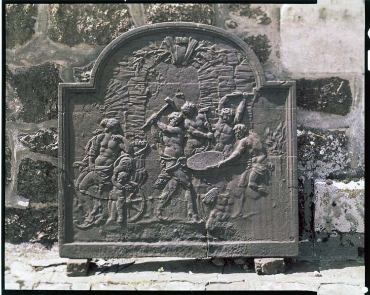 Plaque de cheminée sculptée