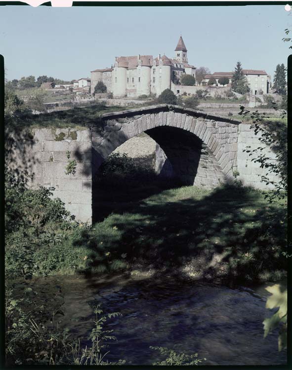 Vue d'ensemble du pont ; Prieuré à l'arrière-plan