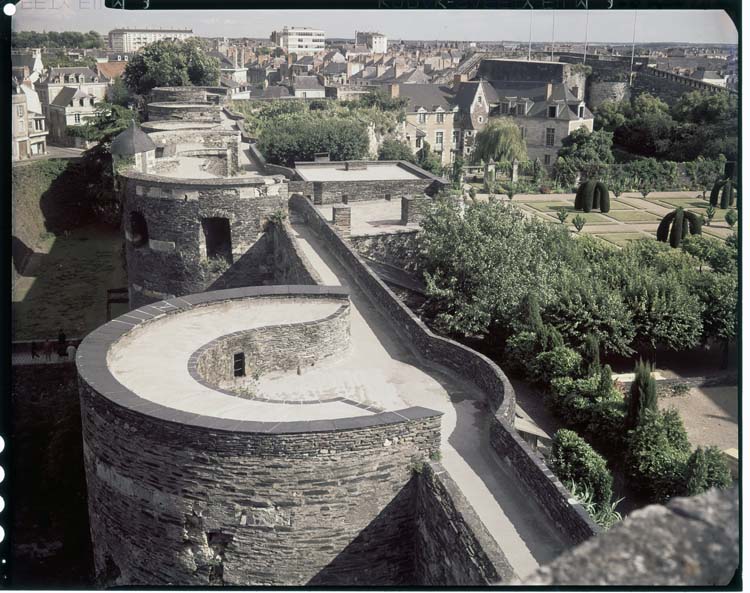 Tours ; Chemin de ronde ; Jardin