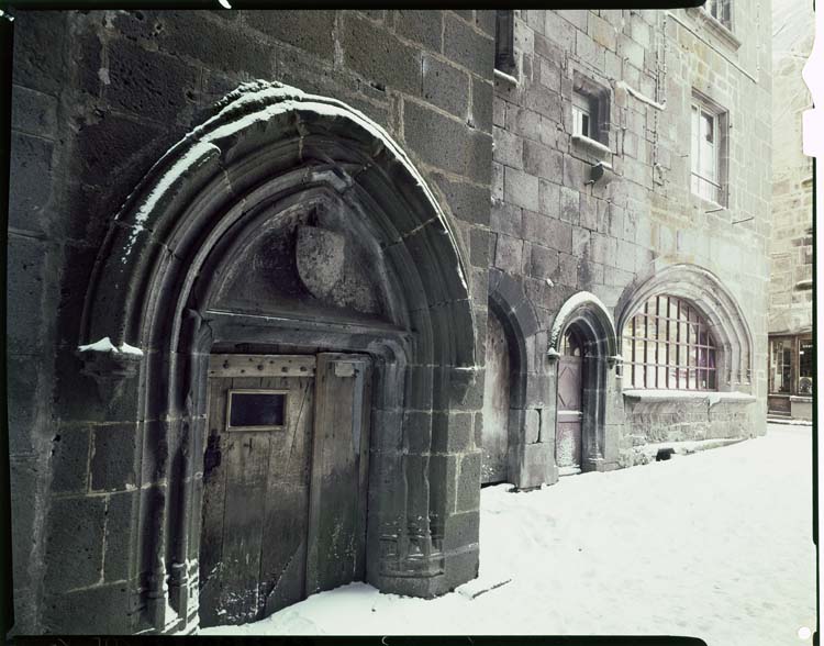 Façade sur rue : portes