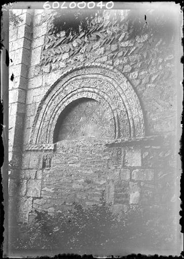 Ancienne porte dans un mur en arêtes de poisson