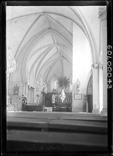 Vue intérieure de la nef vers le choeur