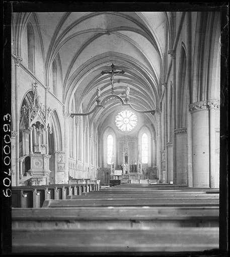 Vue intérieure de la nef vers le choeur