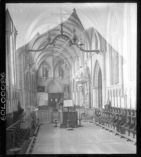 Vue intérieure du choeur et de la nef vers l'entrée