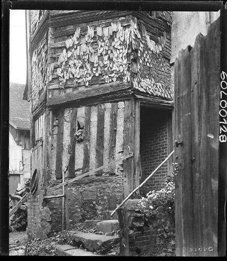 Tourelle d'escalier : Escalier et porte d'entrée