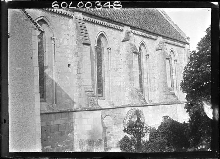 Façade latérale : Fenêtres et contreforts