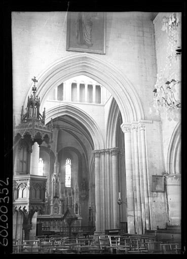 Vue intérieure de la nef et du choeur