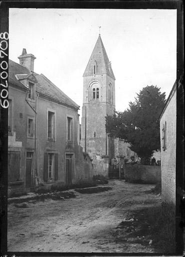 Clocher, côté sud-ouest : Vue prise d'une rue du village