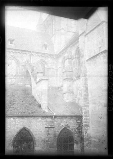 Façade sud : Angle de la nef et du transept