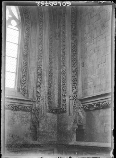 Vue intérieure du transept : Décoration de la tribune entre la fenêtre haute et la rose