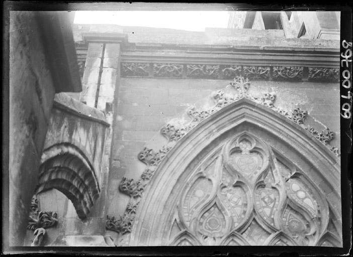 Façade extérieure : Décorations d'une fenêtre et de la corniche