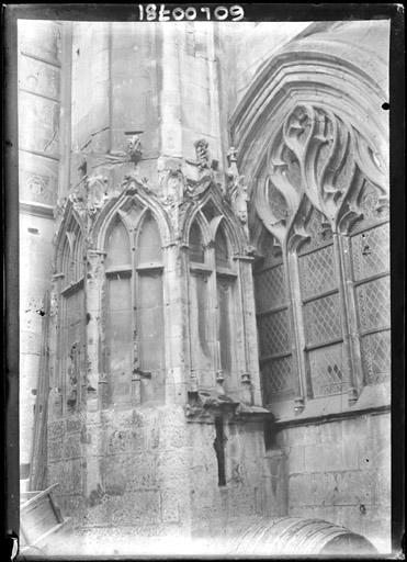 Façade nord : Fenêtre de la nef et tourelle d'escalier accolée au transept