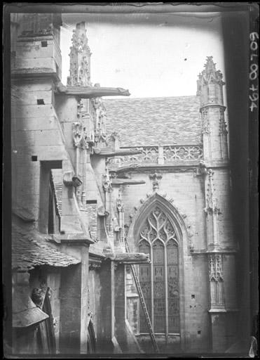 Façade latérale en perspective : Fenêtre latérale du transept