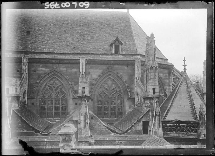 Façade sud : Fenêtres hautes et toiture du choeur