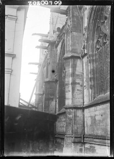 Façade latérale en perspective : Contreforts et gargouilles