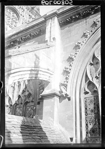 Façade sud : Arc-boutant et décoration d'une fenêtre et de la corniche