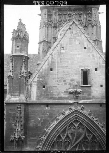 Transept sud, face sud : Pignon et pinacle