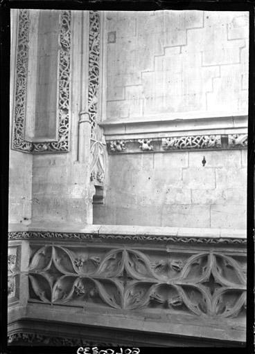 Vue intérieure du transept : Coursive sculptée de la tribune