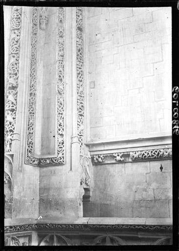 Vue intérieure du transept : Décoration sculptée