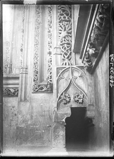 Vue intérieure du transept : Passage de la coursive et décoration sculptée