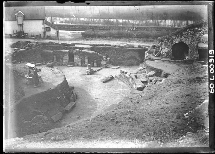 Amphithéâtre : Salle avec restes de colonnes