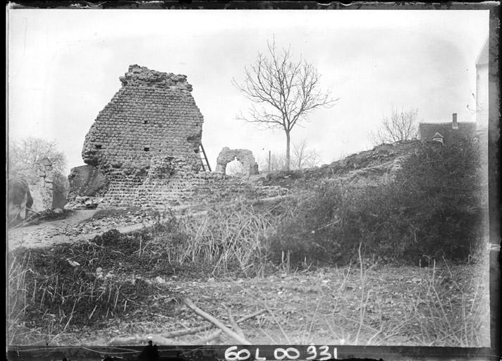 Amphithéâtre : Pan de mur et arcade