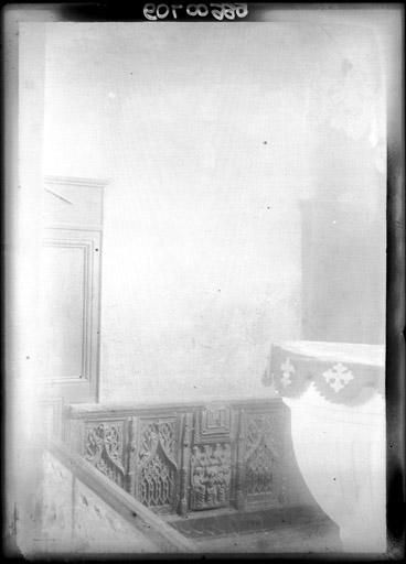 Vue intérieure : Tribune en bois sculpté