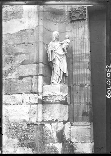 Portail de la façade ouest : Statue de sainte Anne et la Vierge