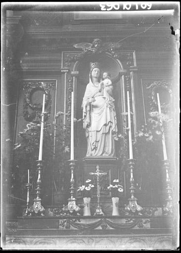 Autel de la Vierge en marbre : Statue de la Vierge à l'Enfant