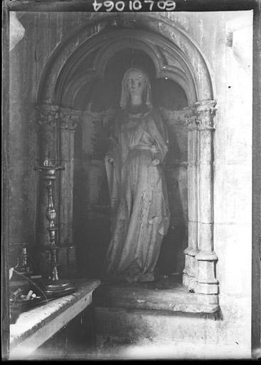 Statue de sainte Marguerite dans une niche