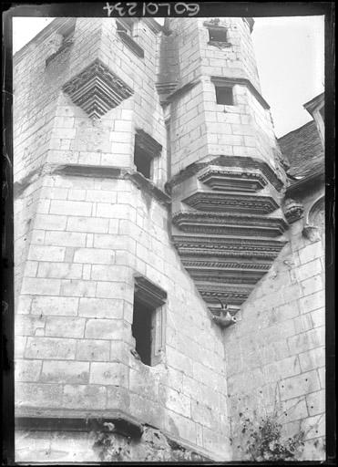 Façade sur cour : Tour avec échauguette vues en contre-plongée