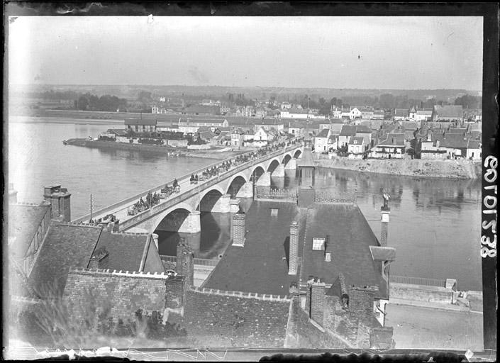 Vue générale vers le pont traversant la Loire