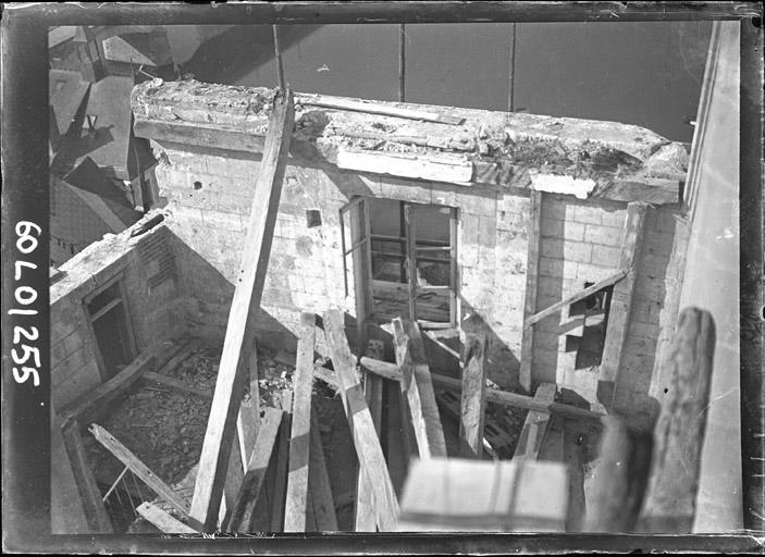 Vue intérieure d'une salle pendant les travaux : Vue prise de dessus