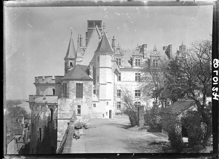 Ensemble ouest : Tour des Minimes, logis du Roi, aile Louis XII