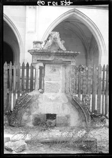 Fronton de lucarne (déposé)