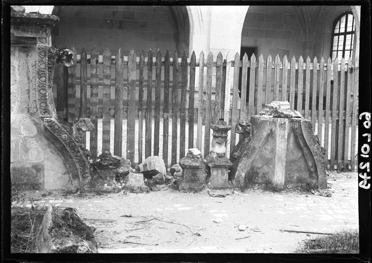 Fronton de lucarne (déposé)