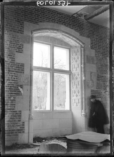 Vue intérieure d'une salle aux murs de briques : Fenêtre