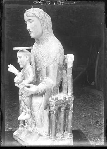 Statue : Vierge à l'Enfant (trois-quarts)