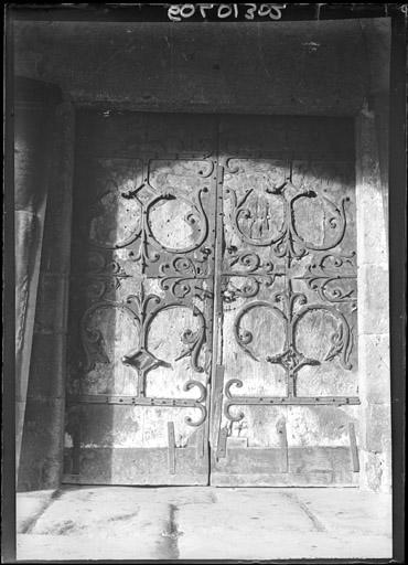 Porte en bois avec ferrures