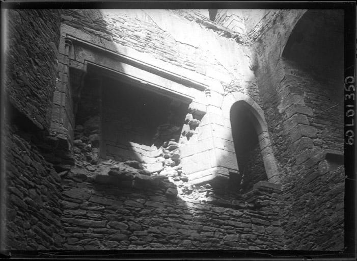 Vue intérieure du grand logis : Cheminée et fenêtre