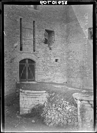 Façade d'entrée, côté est : Ancien pont-levis