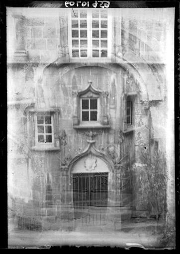 Façade sur la rue Grenier : Porte