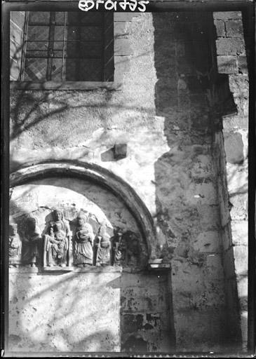 Transept sud : Ancien tympan du 12ème siècle encastré dans le mur de la chapelle de la Vierge