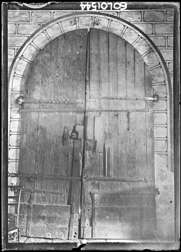 Vue intérieure de la nef : Porte d'entrée en bois (ensemble) - © Ministère de la Culture (France), Médiathèque du patrimoine et de la photographie, diffusion RMN-GP