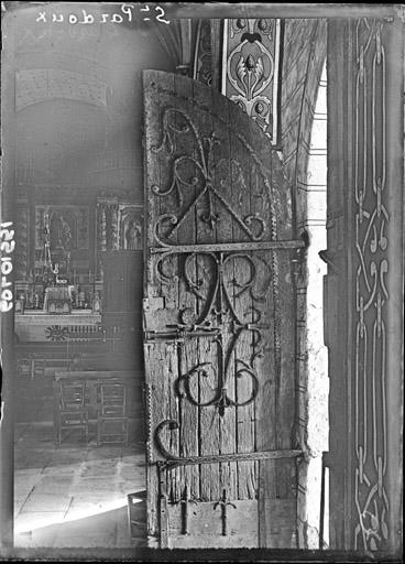 Porte d'entrée : Vantail extérieur en bois et fer forgé (ensemble)