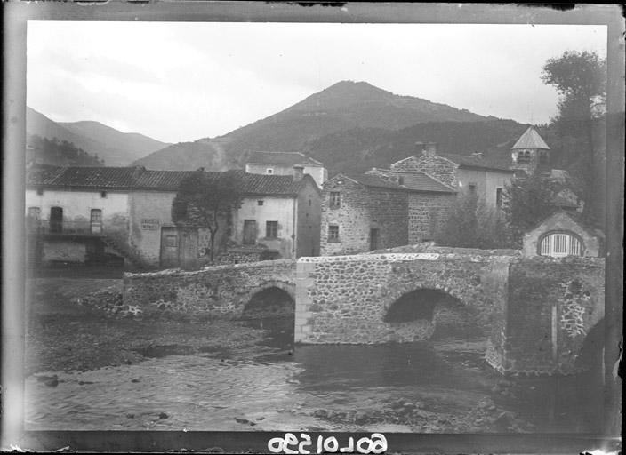 Vue d'un village avec le pont