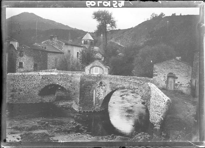 Vue d'un village avec le pont