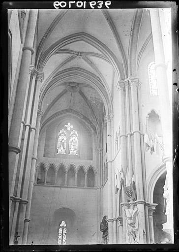 Vue intérieure de la croisée et du transept, vers les parties hautes