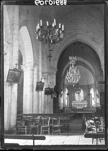 Vue intérieure de la nef vers le choeur