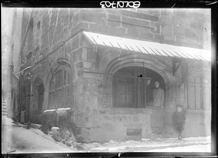 Angle des façades sur rue : Rez-de-chaussée